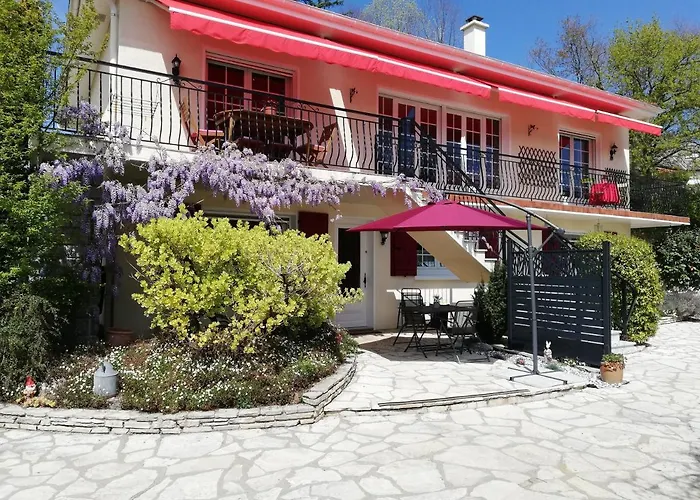 Bed & Breakfast Lessenciel 3*